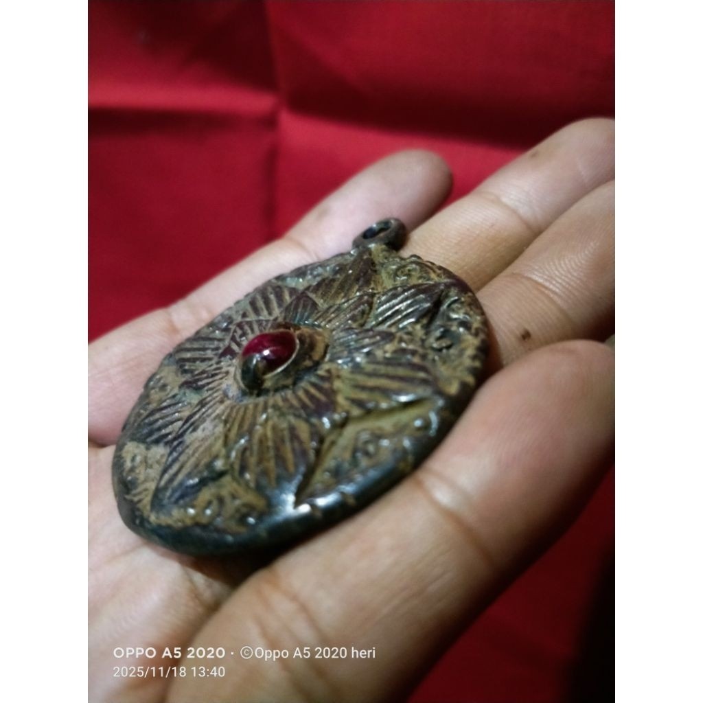 PAJANGAN HADIAH DEKORASI LIONTIN SURYA MAJAPAHIT BAHAN KUNINGAN