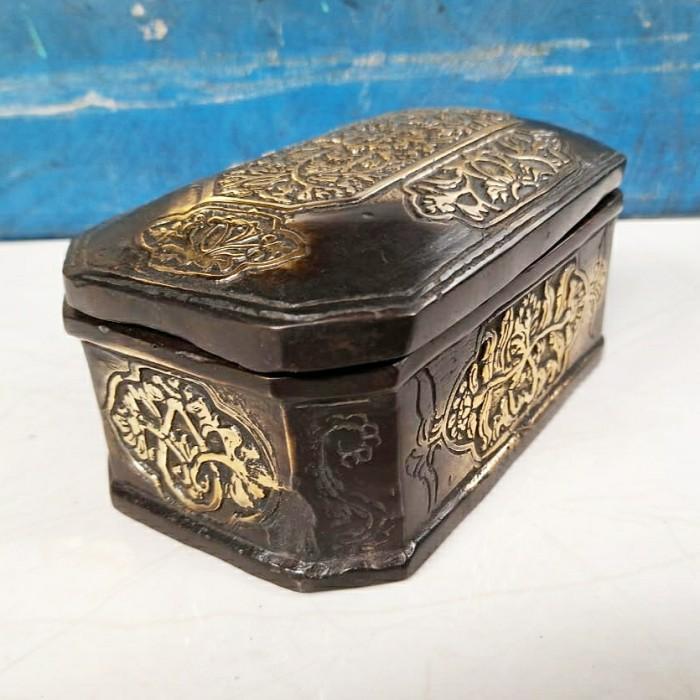 Kotak Pusaka Besi Hitam Perunggu Kuningan Ukir Model Klasik Jadul
