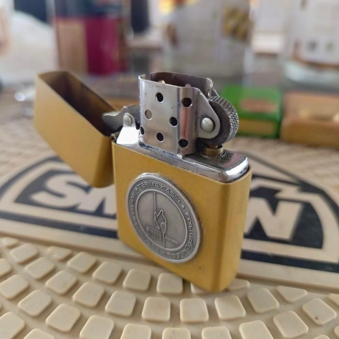 Zippo Original Bekas dengan Emblem Custom Berfungsi Normal Siap Pakai - Zigath 17