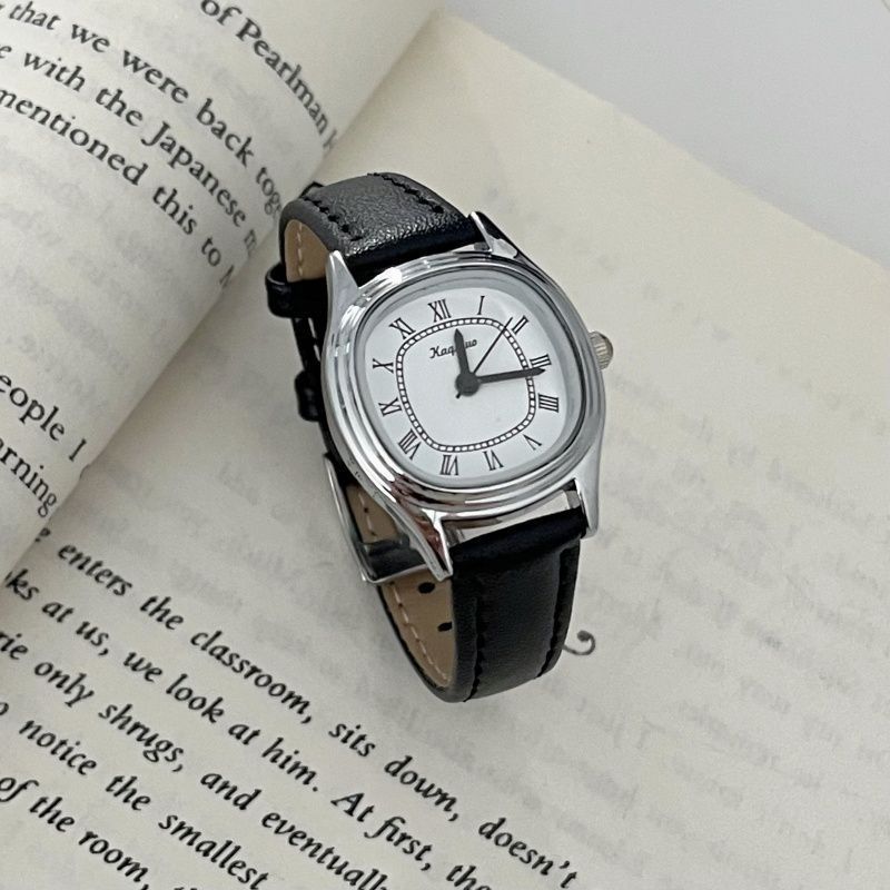 Digital watch with vintage style, versatile and unique quartz watch