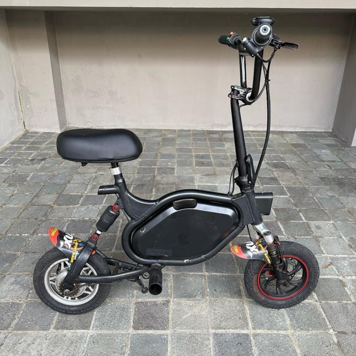 Electric Scooter Sepeda Listrik Otoped Skuter dengan Desain Modern dan Nyaman untuk Perjalanan Sehar