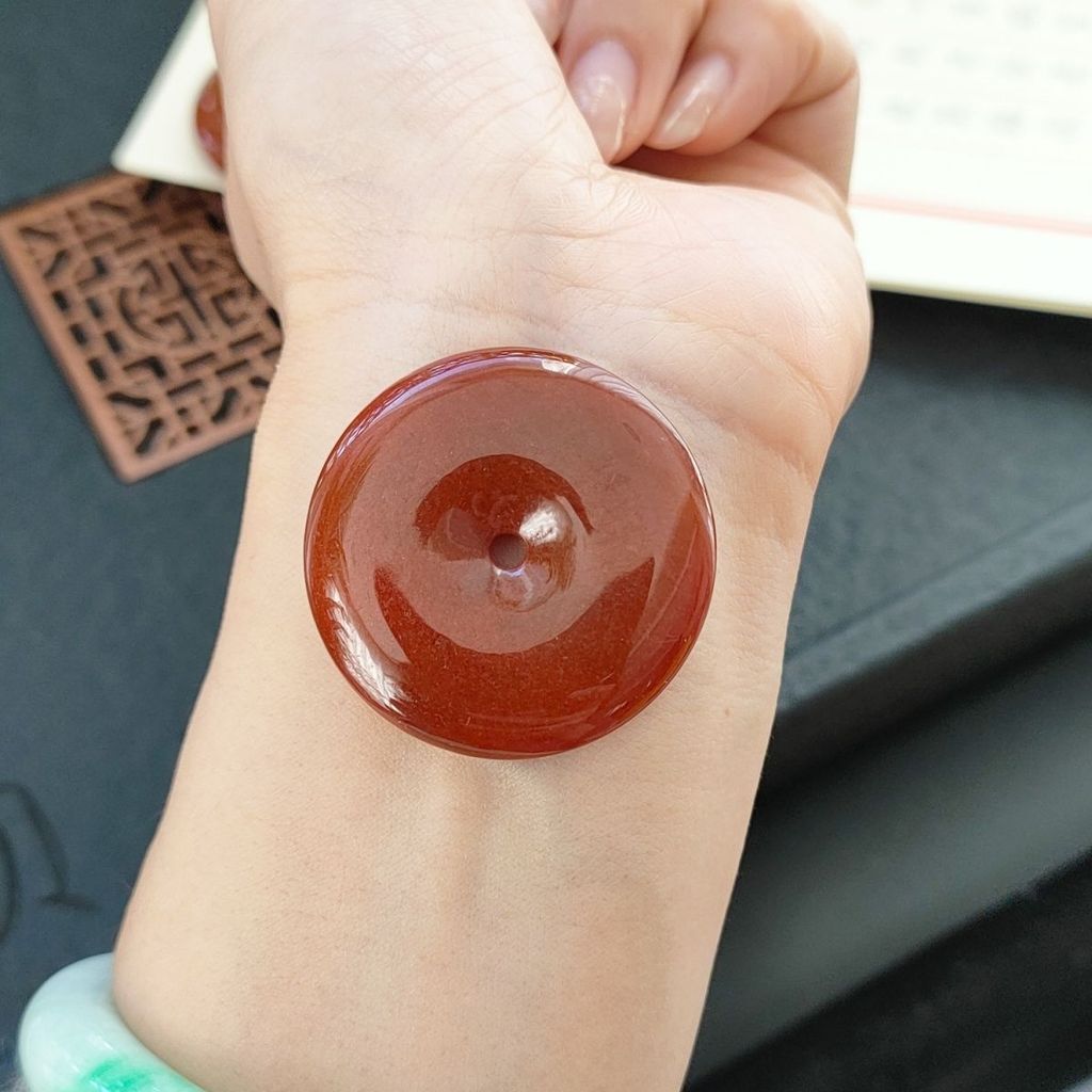 Batu giok alami Sebuah barang biji ketan halus batu giok merah besar liontin gesper pengaman tebal