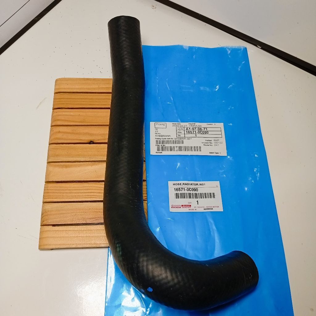 =AKSESORIS OTOMOTIF=[ AkseOtomotif01 ] Selang Radiator Atas Innova Fortuner Bensin 16571-0C090 2004 