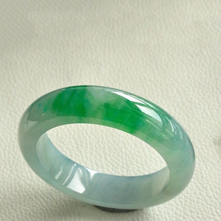 Gelang Giok Es dari Tambang Lama Myanmar dengan Gurat Hijau Gelang Giok Berbentuk Oval dengan Pola B
