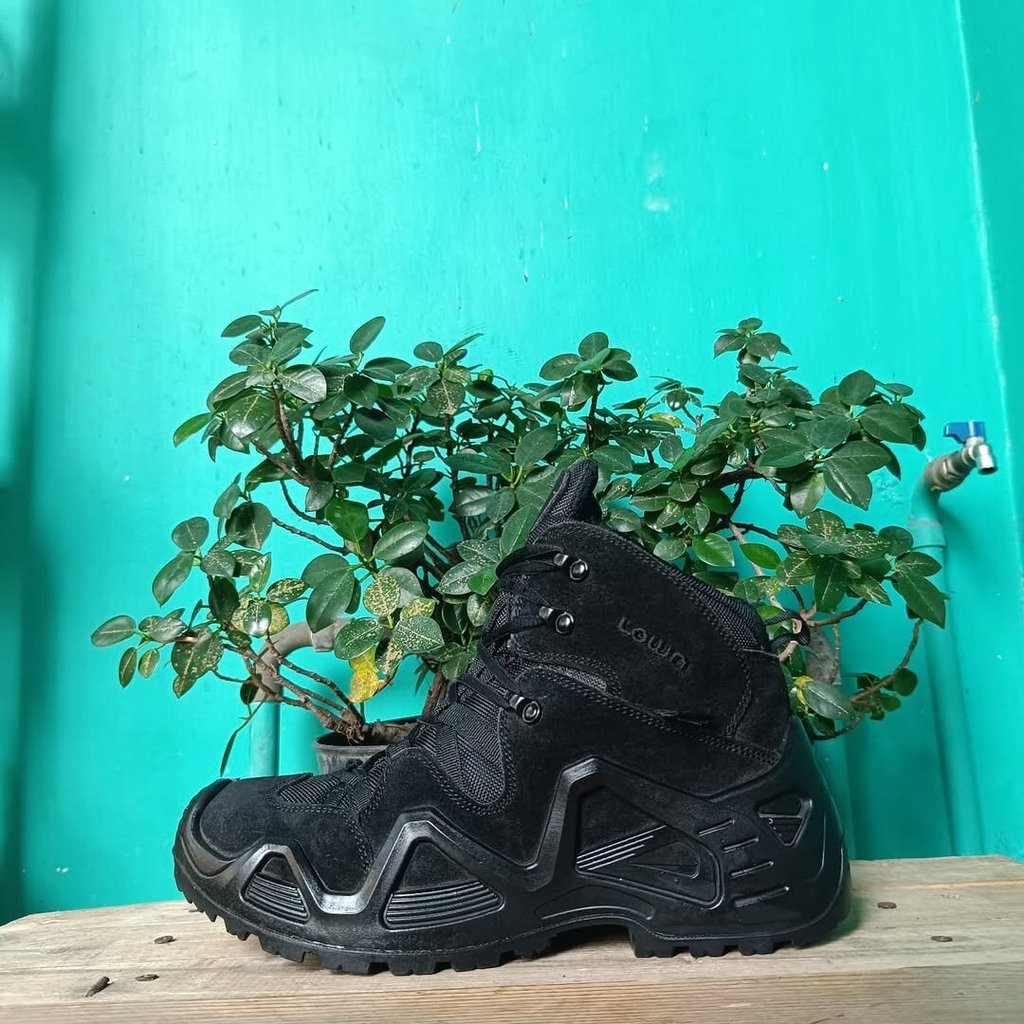 sepatu gunung hiking treking outdoor lowa size 42 second