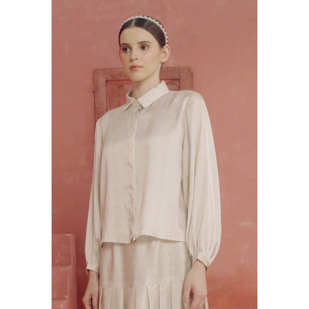 Benang Jarum Khanum Crop Shirt - Cream