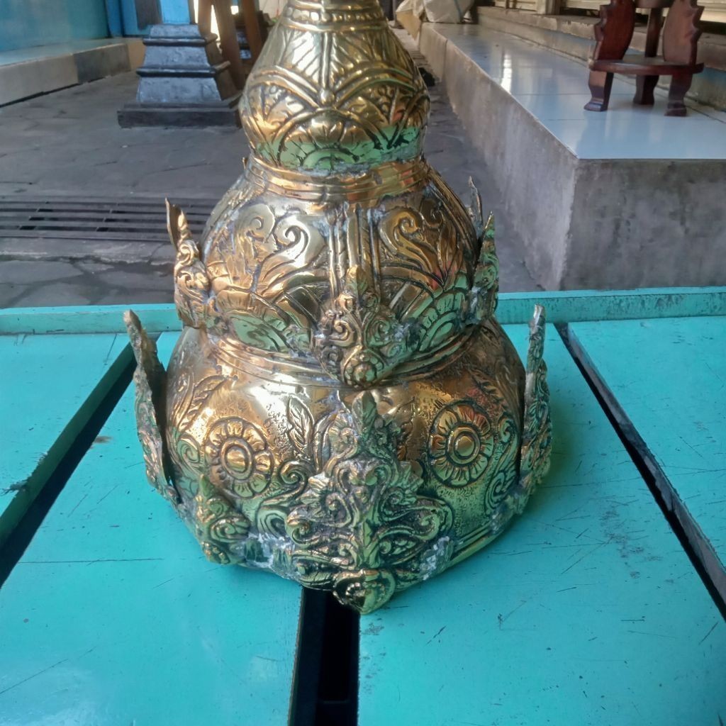 Mahkota raja kuningan