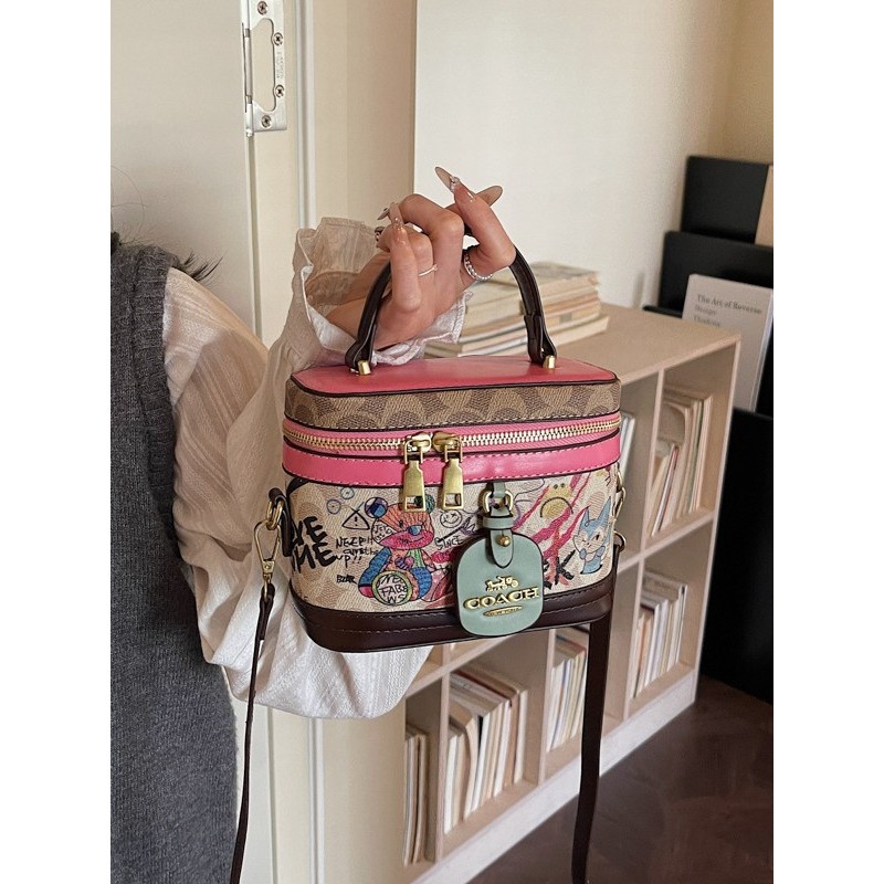 Tas tangan horizontal beruang grafiti lucu untuk wanita, tas makeup, tas silinder