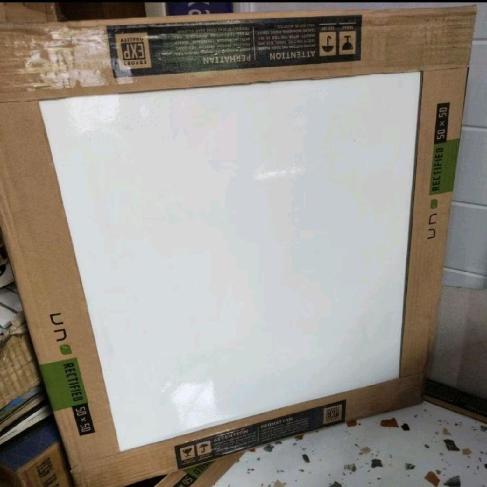 Keramik Cutting Lantai Dan Dinding 50x50 Falcon White Kilap | Licin | Golssy Product Uno