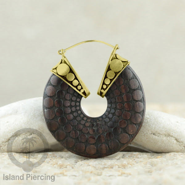 Anting Kuningan dan Kuningan putih dengan kayu Sono Bentung bulat dengan ukiran bentik,