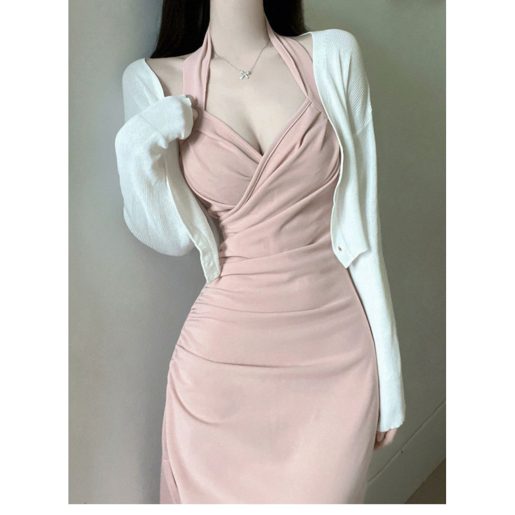 Mode Vogue Gaun slip model halter neck dengan cardigan yang elegan dan mewah.