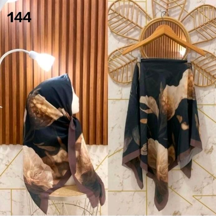 HIJAB SEGI EMPAT VOAL MOTIF SUIME KODE 144 HITAM GOLD