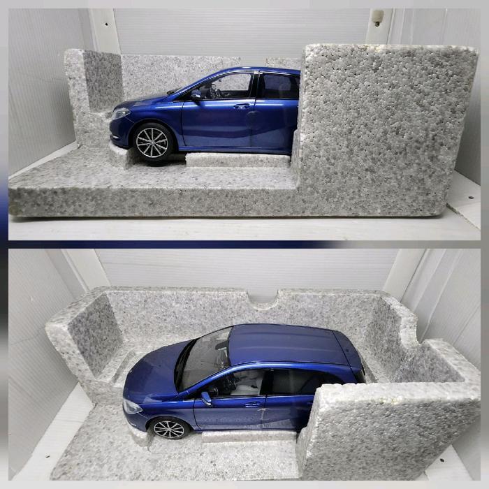 Skala 18 norev mercedes benz b class  dealerbox edition Diecast