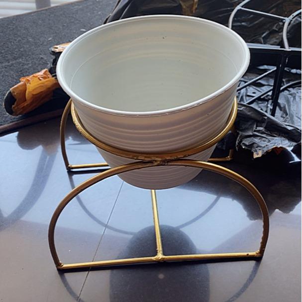 POT BUNGA BESI / STANDING POT NEW MELENGKUNG 5G / STANDING POT BESI D15CM / RAK BUNGA BESI - Gold / 