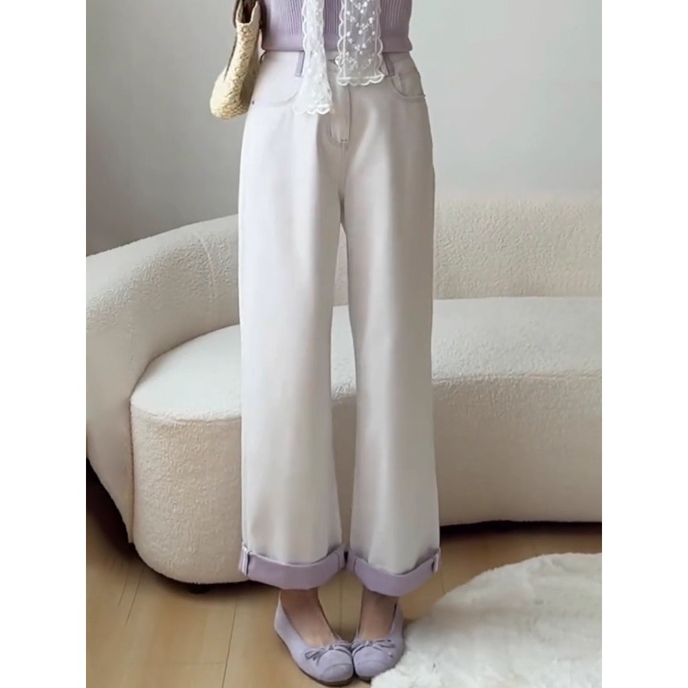 Celana jeans wanita model wide-leg dengan ujung gulung dua warna, potongan longgar dan lurus.