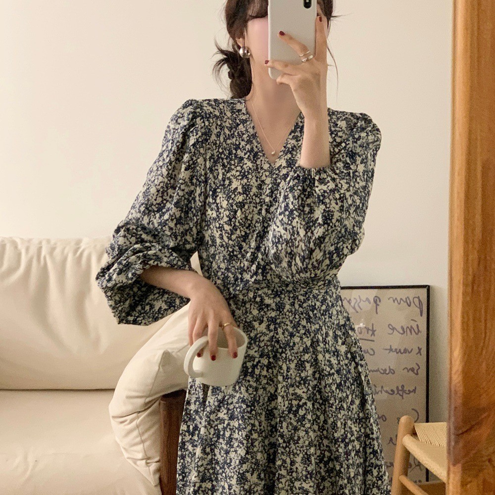 Crunchy Brulee Dress V-Neck Motif Bunga Gaya Prancis Elegan Panjang Tengah