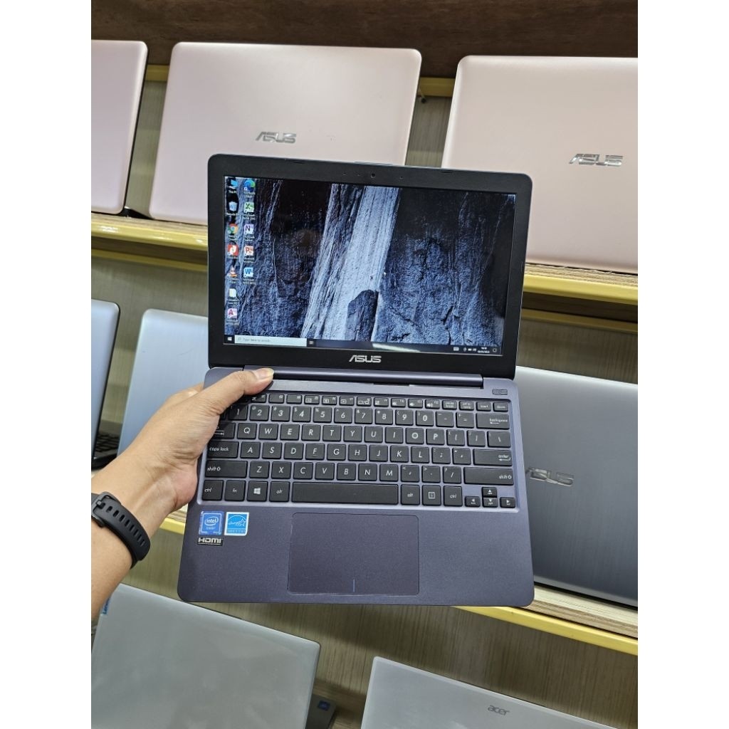 LAPTOP NOTEBOOK NOTBOOK ASUS E203M 11INCH RAM 4GB SSD 128GB LAPTOP KECIL SANGAT ENAK DIBAWA BAWA LAP