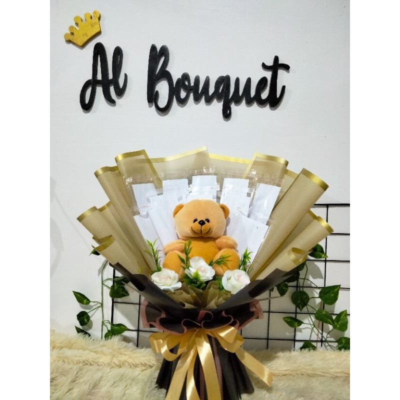 Buket uang kosongan dan boneka