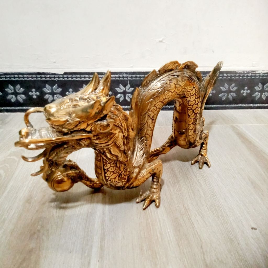 Patung Naga kuningan besar