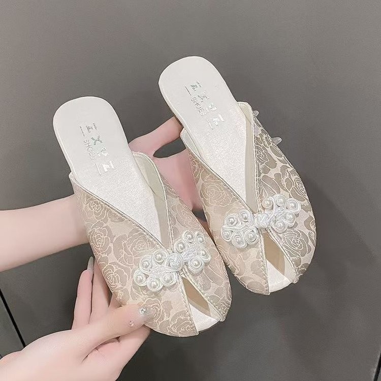 Sepatu Mules Wanita Berhias Mutiara