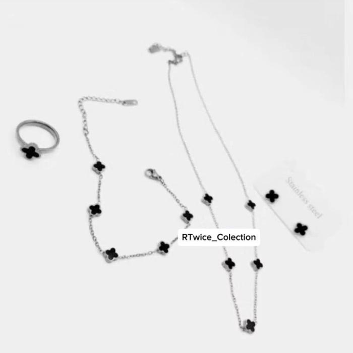 Satu Set Kalung Perhiasan Gelang Anting Wanita Titanium Model Bunga Clover Silver