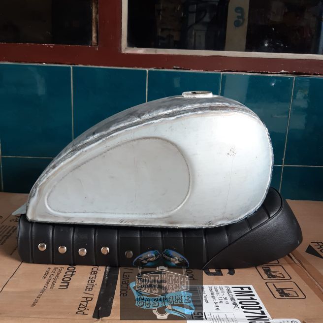 TANGKI TRIUMP DAN JOK CUSTOM JAPSTYLE SCRAMBLER UNIVERSAL PNP GL TIGER MEGAPRO BYSON SCORPIO Tangki 