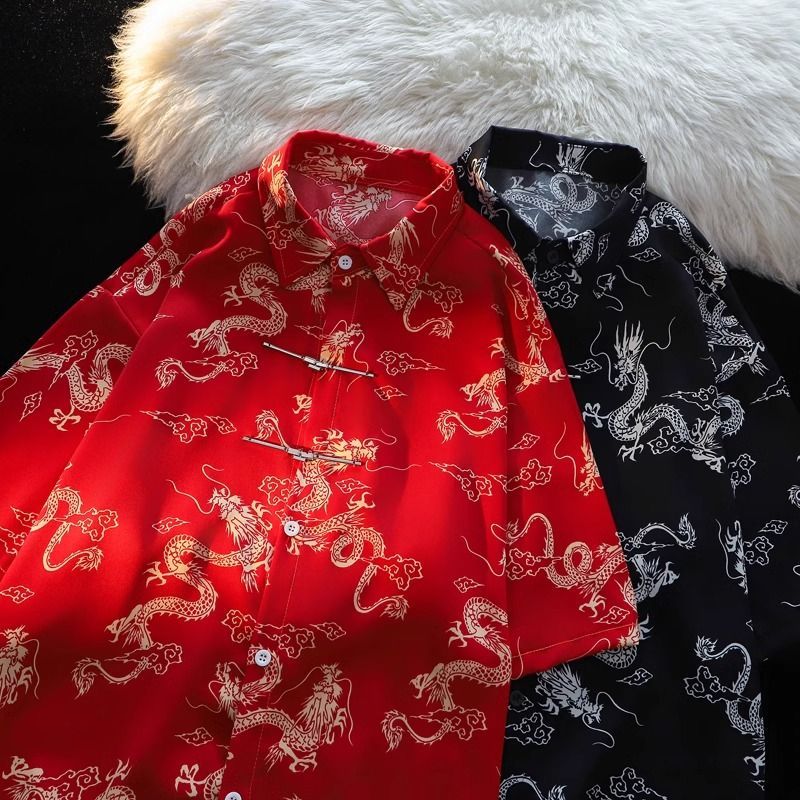 Kemeja lengan pendek tipis pria dengan motif naga emas hitam