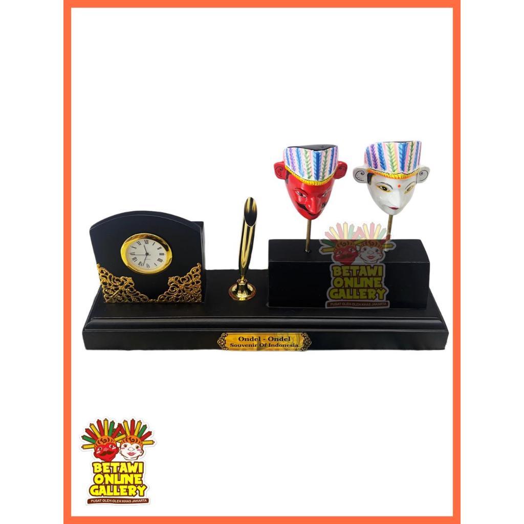 Plakat Pen Holder Ondel Ondel Jam Kayu / Pajangan Miniatur Ondel Ondel Kayu