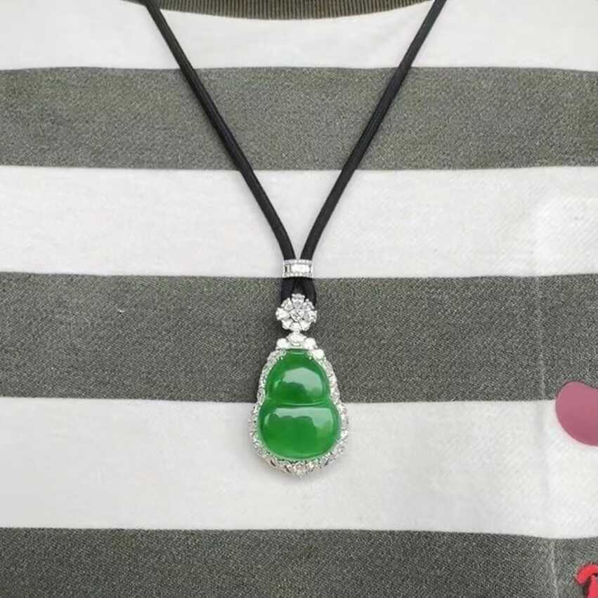 Liontin giok hijau jenis es yang positif kalung giok hijau kekaisaran asli Burma kelas A alami untuk