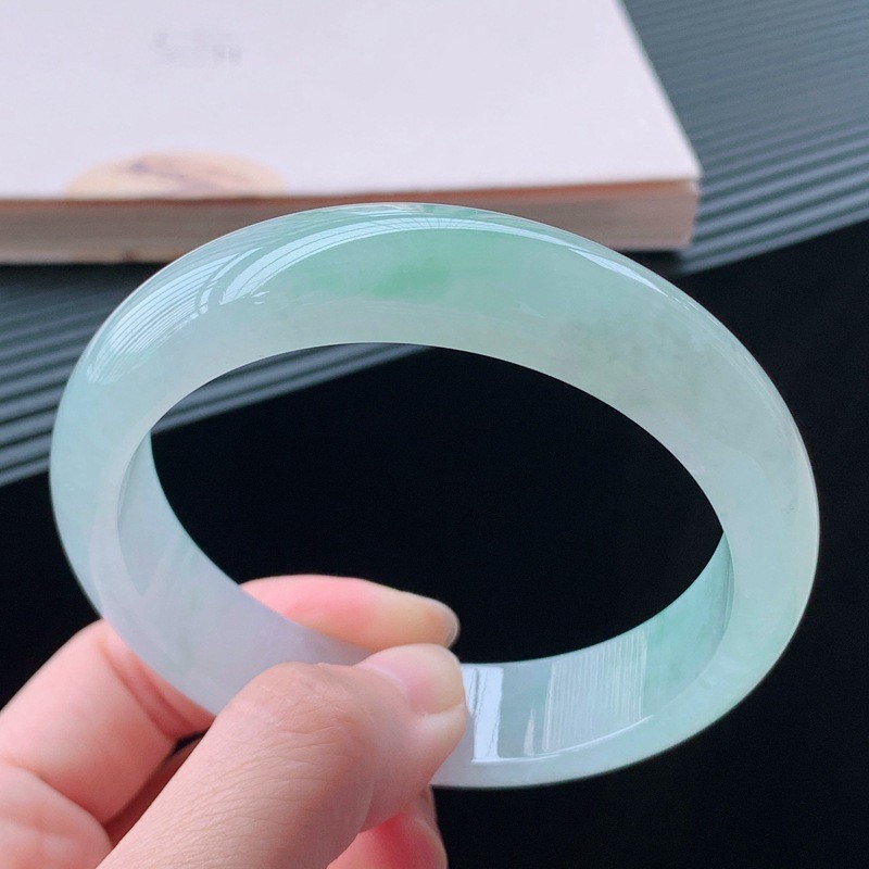 Gelang jadeite jenis ice satu warna lembap versi lebar lingkaran reguler gaya wanita bangsawan gelan