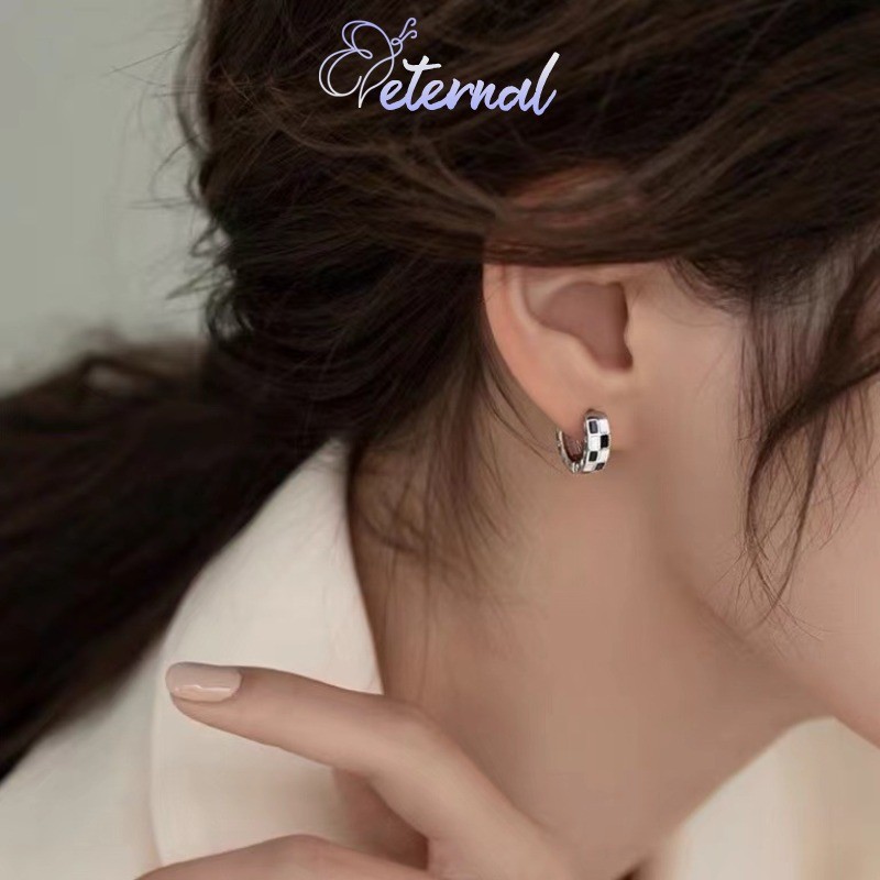 Eternal Mewah, unik, dan manis: Anting tusuk motif kotak-kotak hitam putih.
