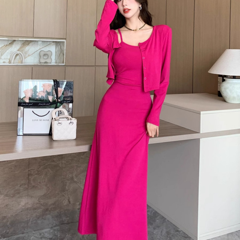 Mode Vogue Satu set lengkap cardigan dan gaun slip yang elegan.