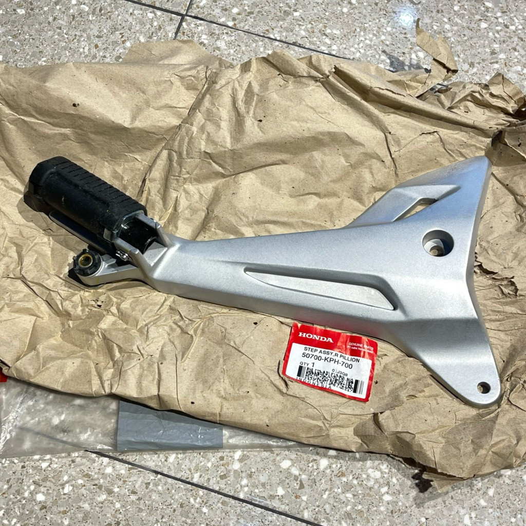 BRACKET FOOT STEP PIJAKAN KAKI BELAKANG KANAN SUPRA X 125 X125 OLD LAMA ORIGINAL AHM 50700 KPH 700