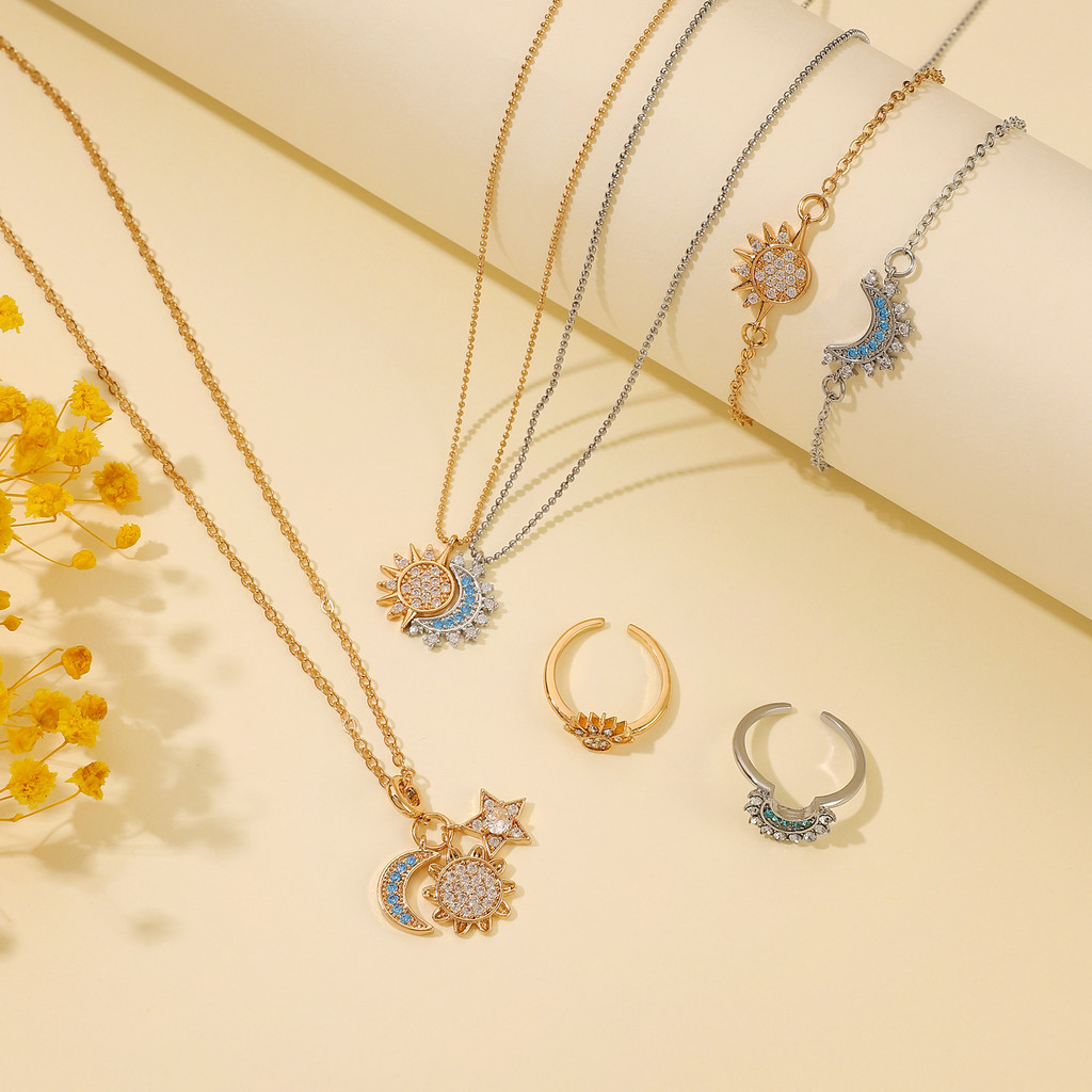 Set Cincin & Gelang "Matahari-Bulan", dihiasi detail berlian untuk lapisan mewah.