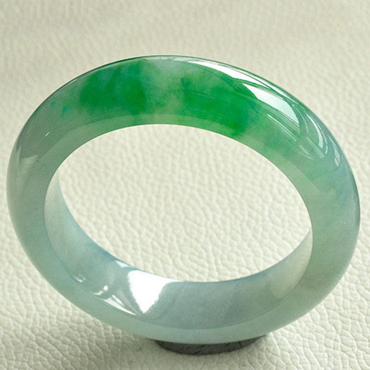 Gelang Giok Es dari Tambang Lama Myanmar dengan Inklusi Hijau Gelang Giok Berbentuk Oval dengan Pola