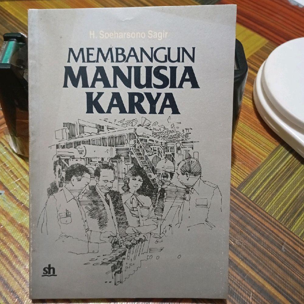 Membangun manusia karya by H. Soeharsono sagir
