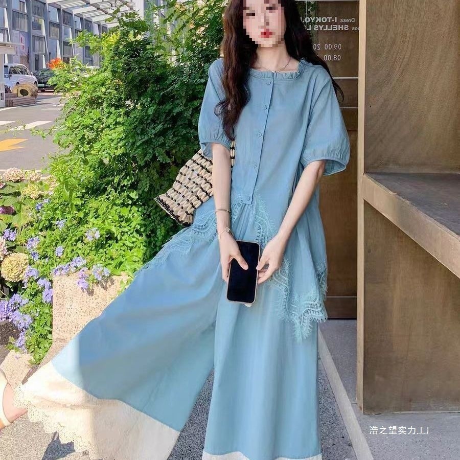 Set atasan renda kasual biru dengan celana lebar untuk wanita.