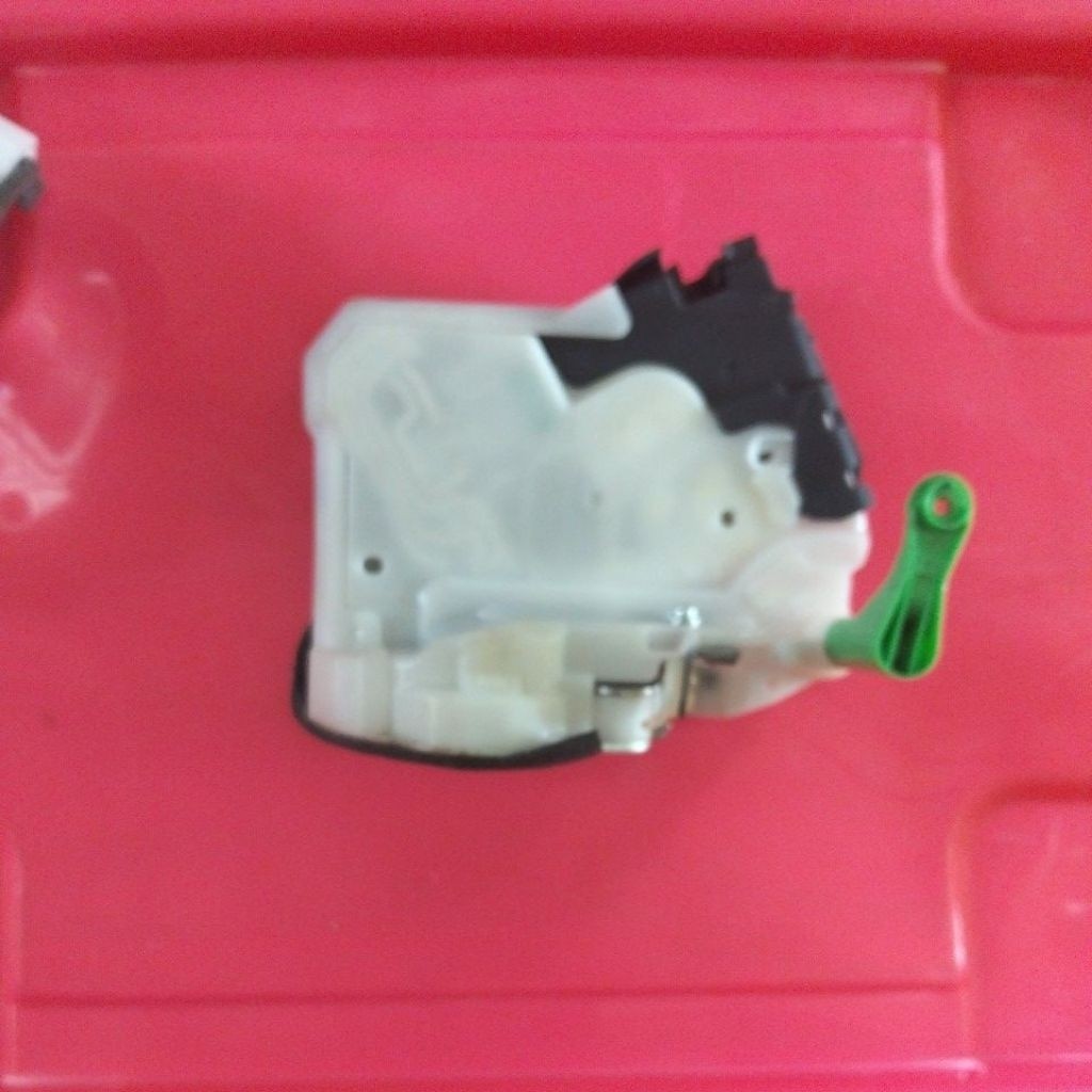 dorlok pintu depan Agya Ayla original