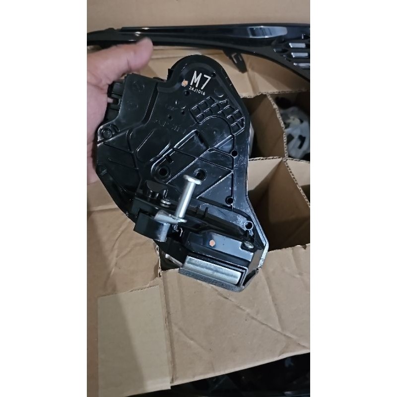 door lock pintu tengah kiri belakang  door lock innova reborn original