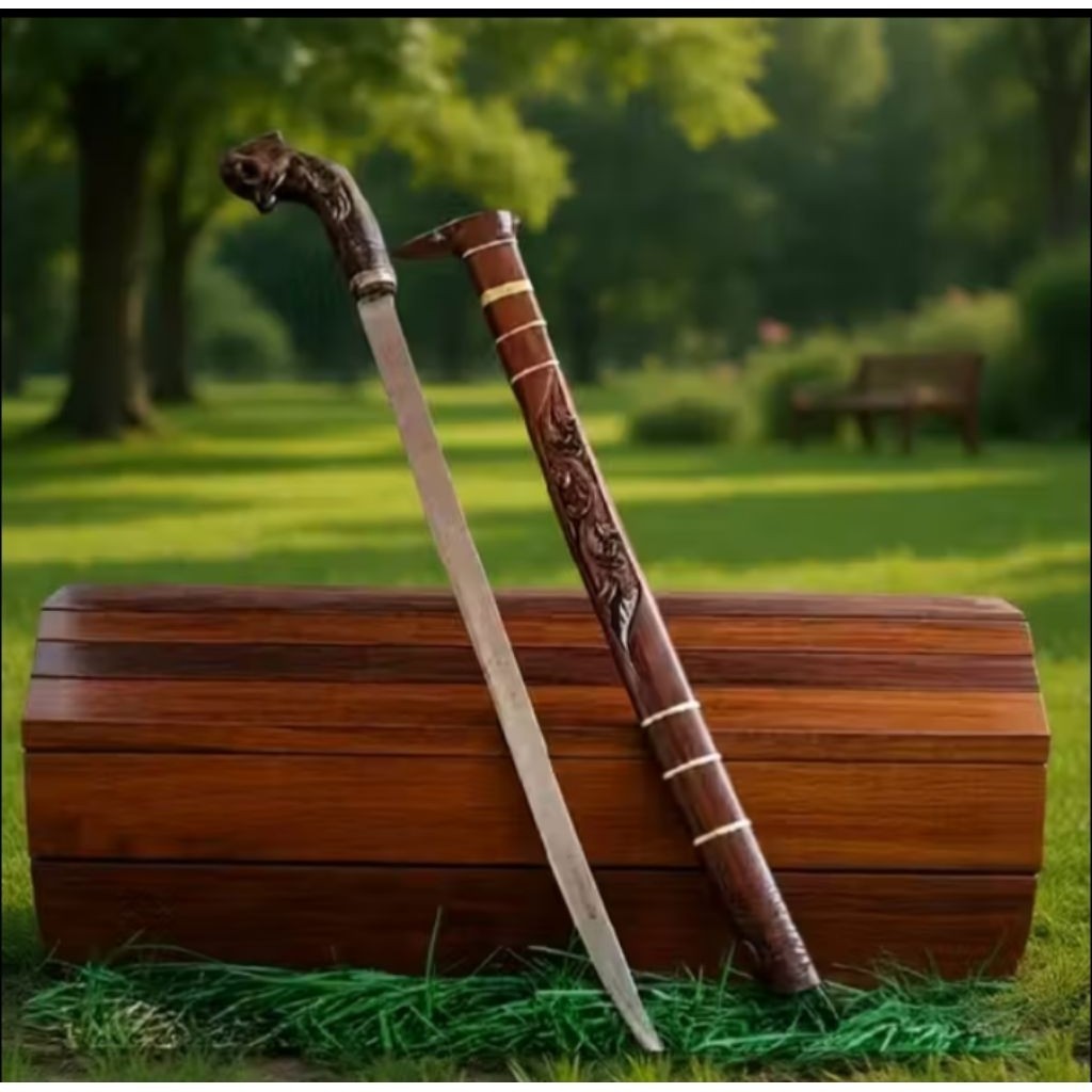 golok gobang macan baja tempa dengan gagang kayu ukir dan sarung motif