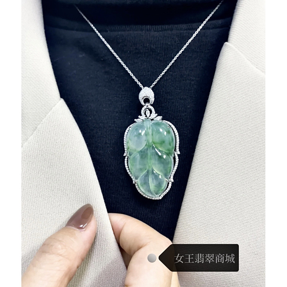 Liontin Daun Giok Es Burma Alami kelas A dengan motif bunga inlay emas 18k liontin Buddha daun giok 