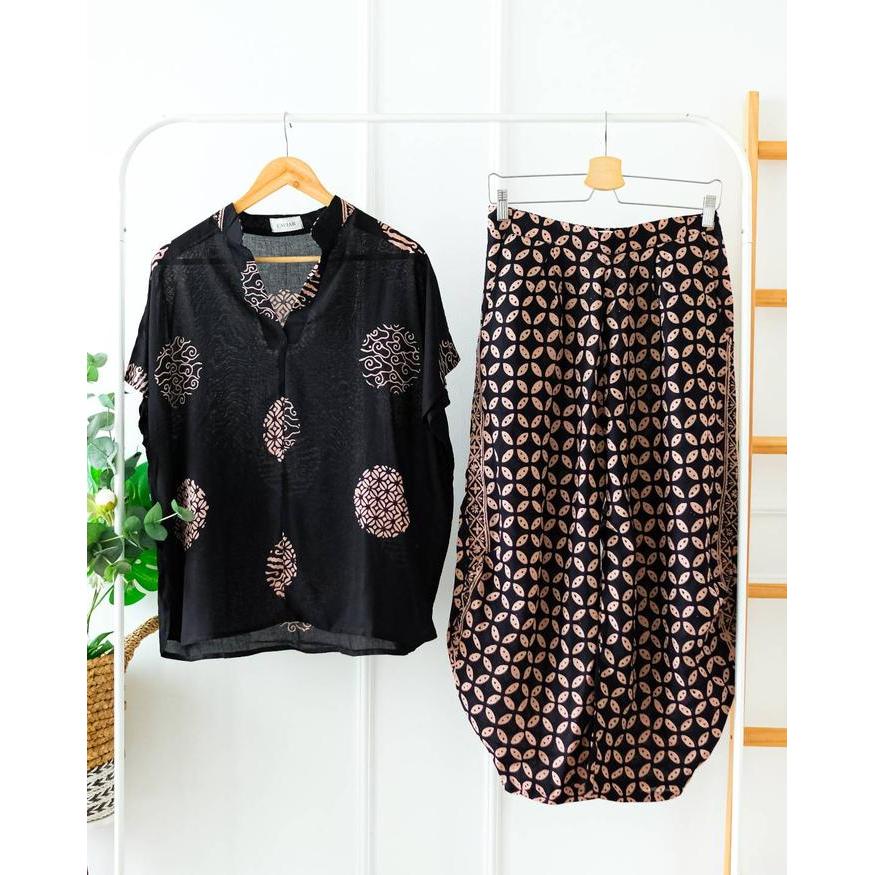 ONE SET TOP HITAM CREAM PIRINGAN BATIK SETELAN KANTOR FORMAL WANITA - 1