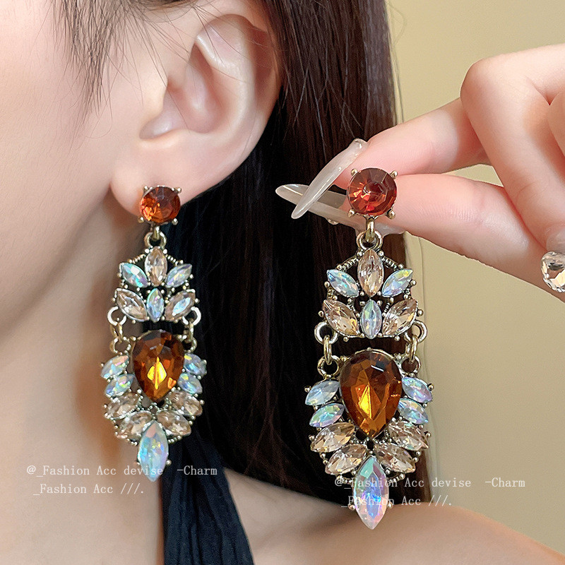 Anting Panjang Wanita Model Tetesan Air Berhias Berlian Gaya Vintage Alami