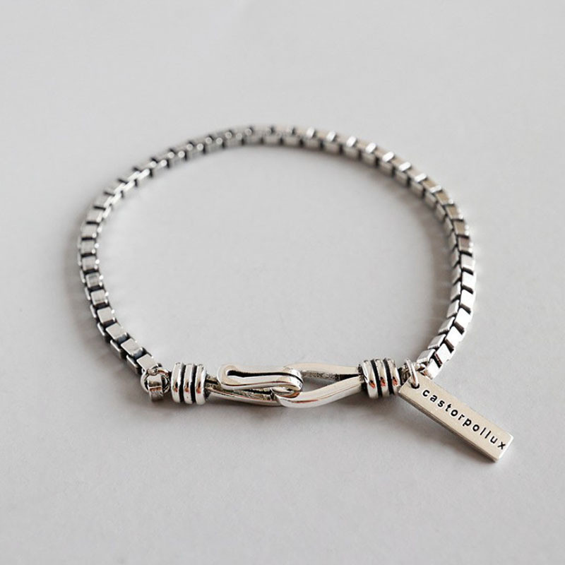 Gelang Liontin Persegi yang Trendy dan Unik dengan Sentuhan Vintage yang Usang