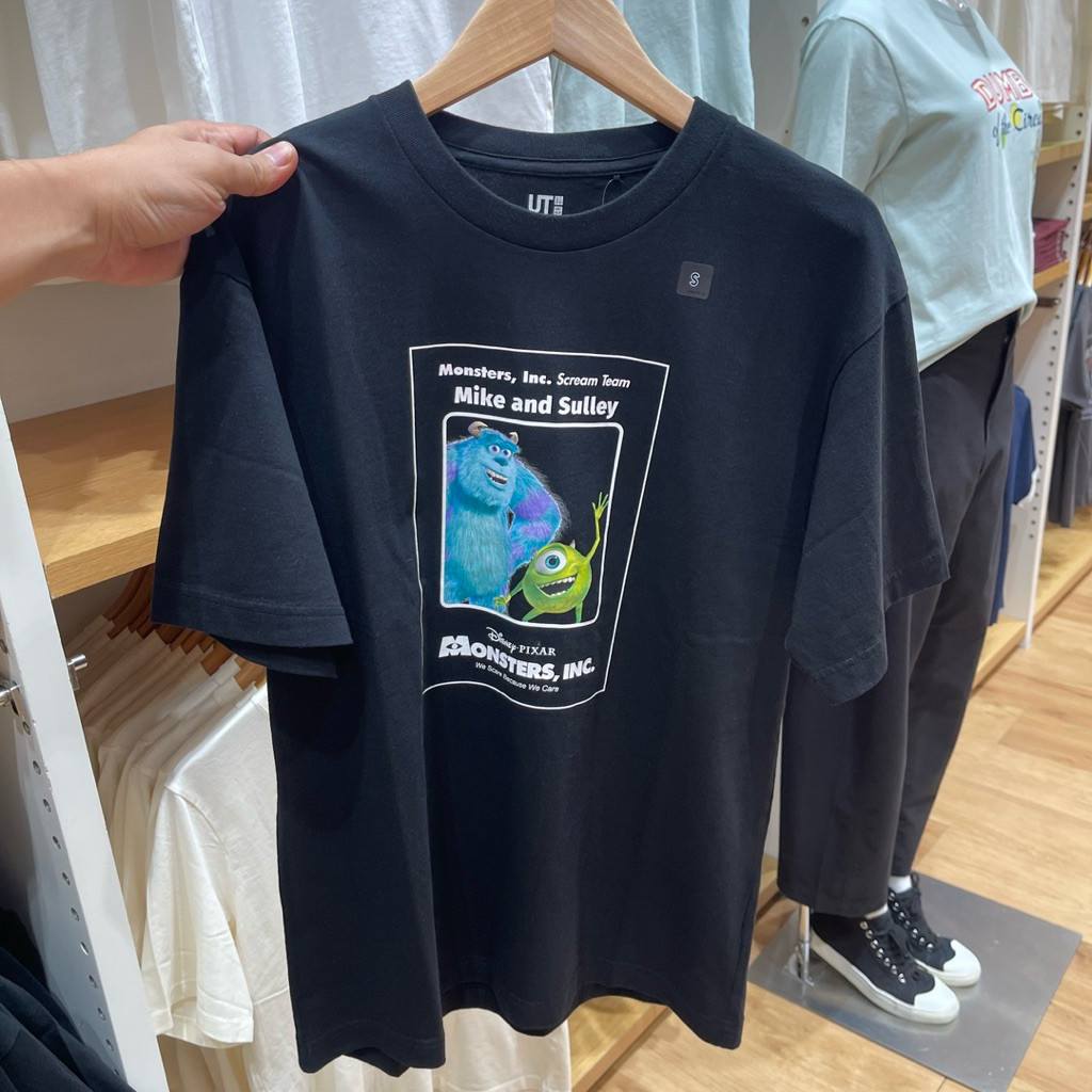 Tshirt Uniqlo Man MFA MONSTERS black Kaos Unisex