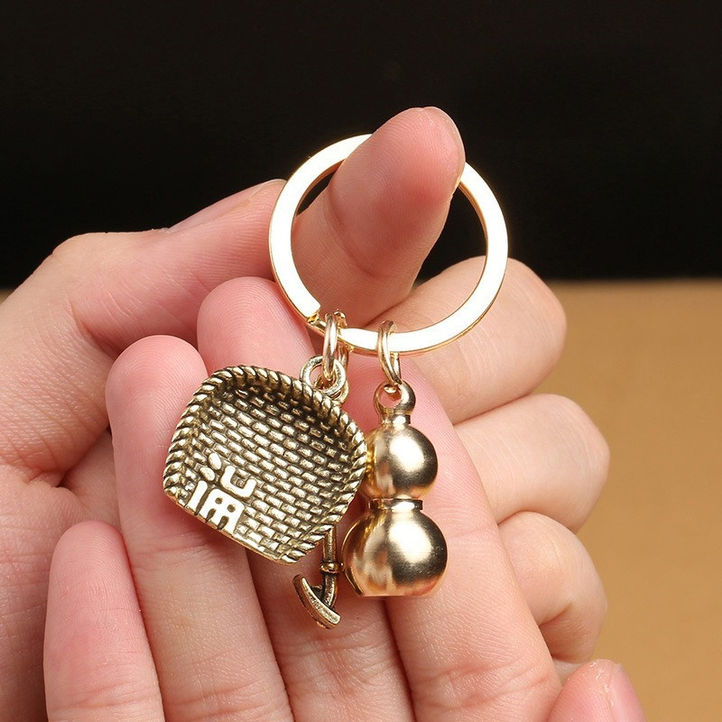 Labu kecil padat kuningan, gantungan kunci cangkul pengki, liontin liontin kecil.