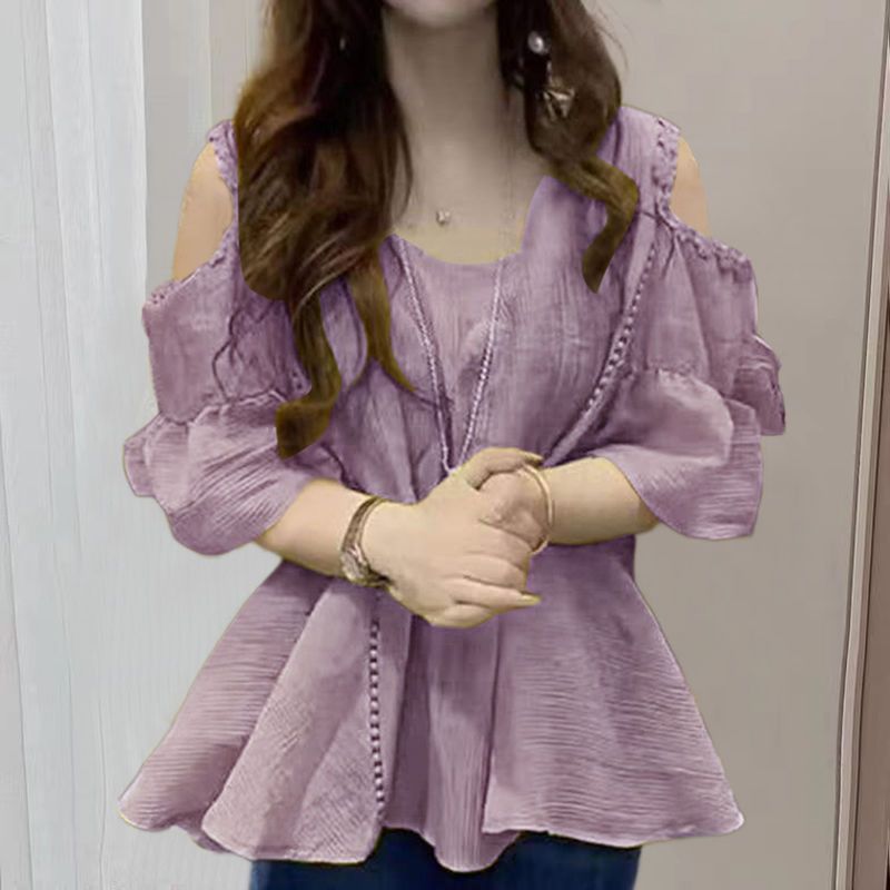 Blus sifon wanita model off-shoulder lengan pendek yang longgar dan modis.