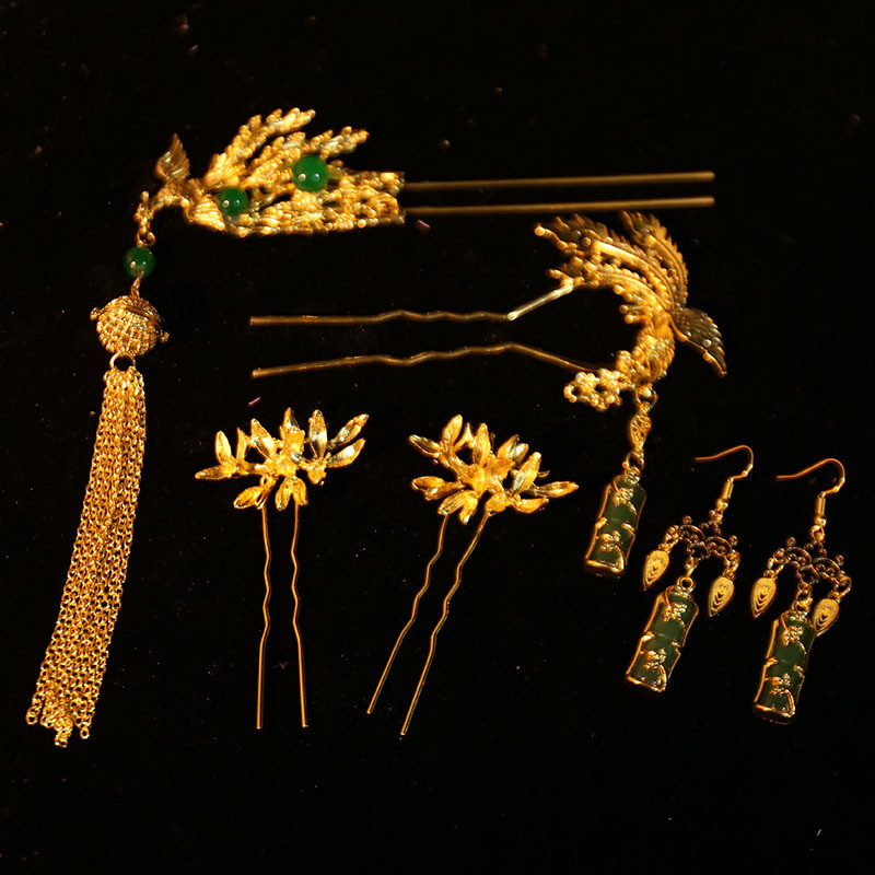 Chinese-style cheongsam hairpin with tassels gold hair accessory for women