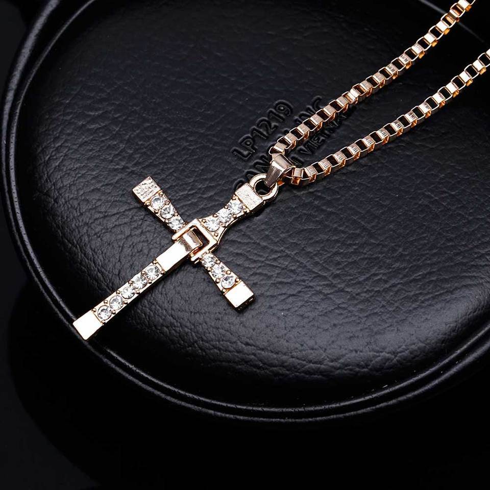 Dominic Toretto The Fast and The Furious Celebrity Vin esel Item Crystal Jesus Men Cross Pent Neckla