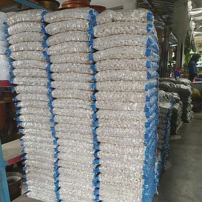 Batu Koral Putih Kemasan karung -+12kg  Batu Hias Taman Kualitas Terbaik untuk Dekorasi Taman Kafe P